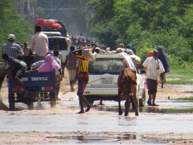 FLEEING FAMILIES IN SHABELLE RIVER.